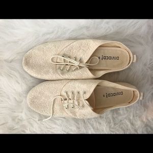 Cream lace sneaker